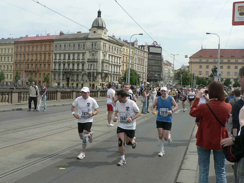Maraton09 125.jpg - Naštěstní na této předávce gely nepředáváme. Takže můžeme smíšky jen vyfotit.